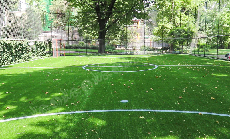 چمن مصنوعی فوتبال در حیاط مدرسه نیکان